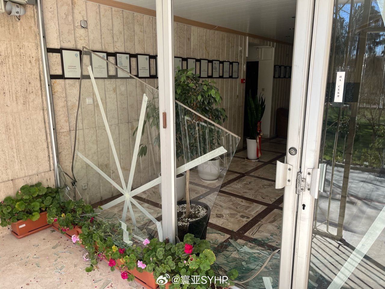 俄罗斯驻伊斯法罕领事馆在美以袭击中受损俄罗斯外交部发言人扎哈罗娃：3月8日，伊朗