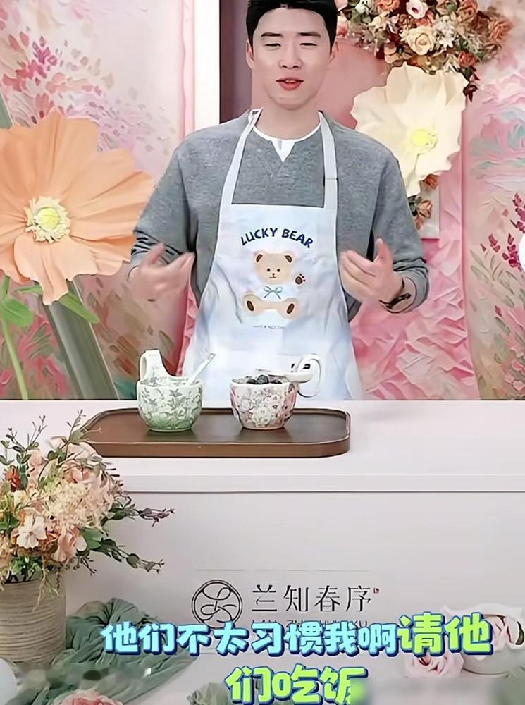 再这样说下去，年终奖不保啊！幸好泓廷反应快，又给自己圆回来了！估计已经冒汗了！