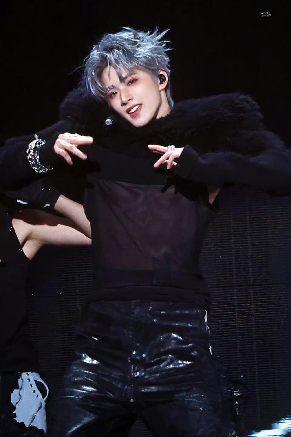 刘耀文solo舞台这个表管和台风绝了，咬嘴唇太犯规了啊啊啊啊！！每一秒都在勾引人