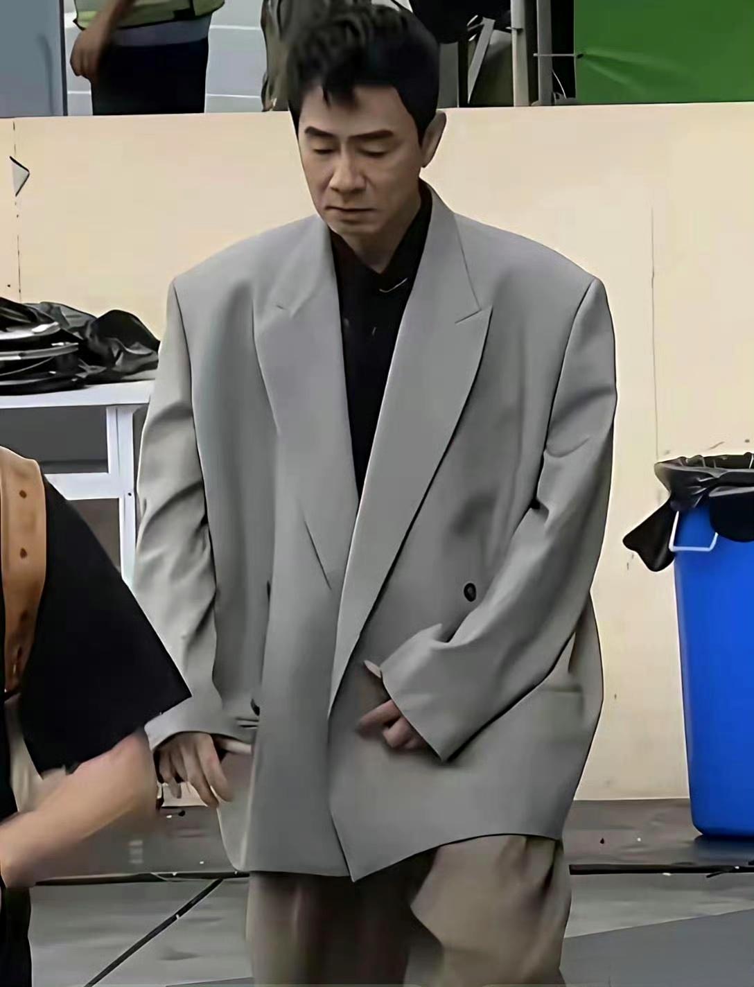 想告诉陈小春，80年代就有人这么穿了。 ​​​