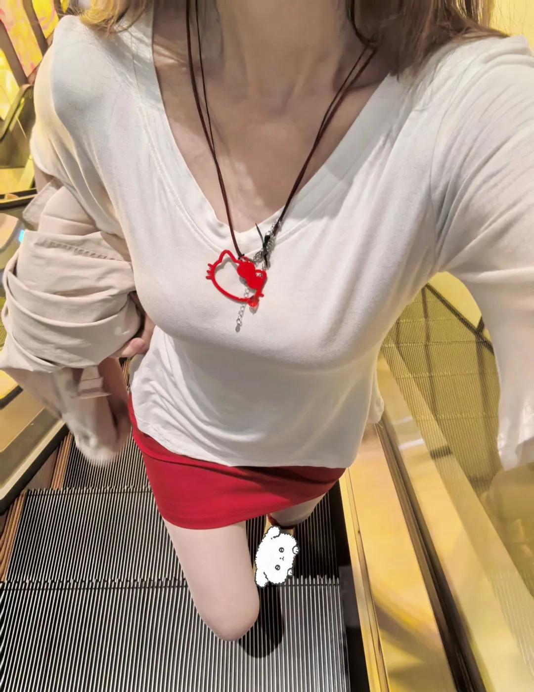 我这边天气阴
那你呢
红色 正常穿搭没有不良影响