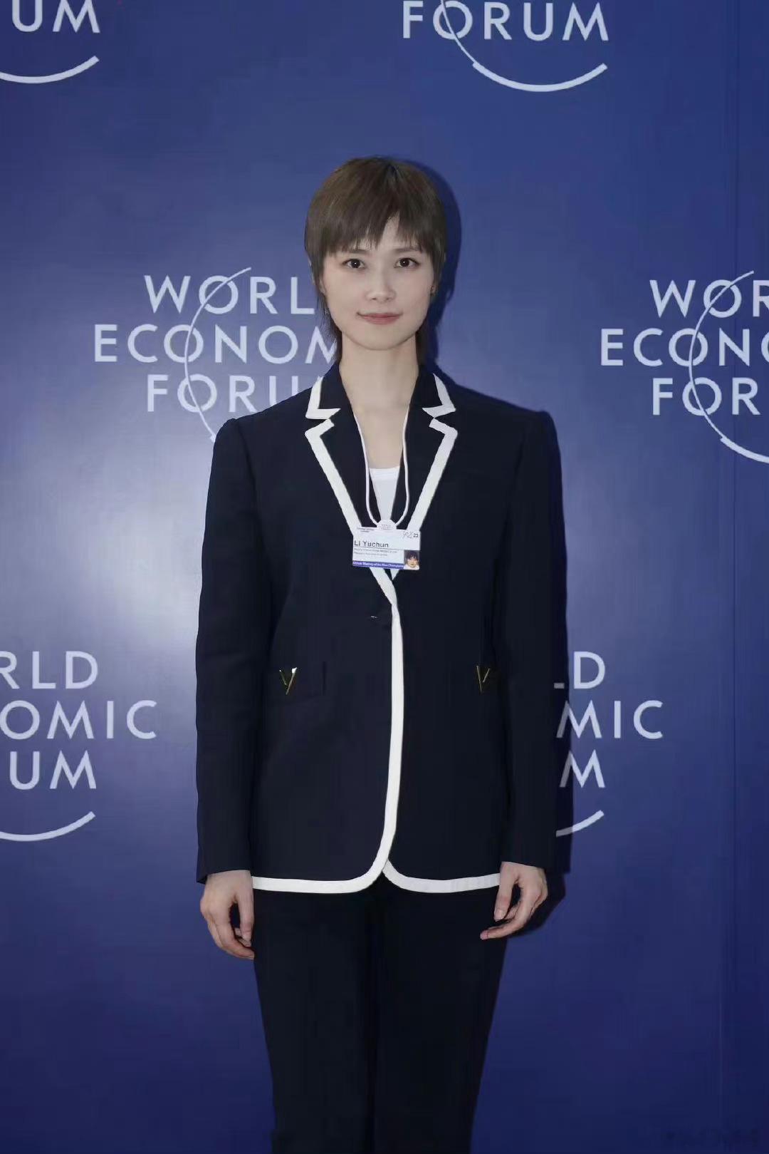 【春春也来啦[送花花][送花花]#李宇春参加夏季达沃斯论坛#】李宇春作为2023
