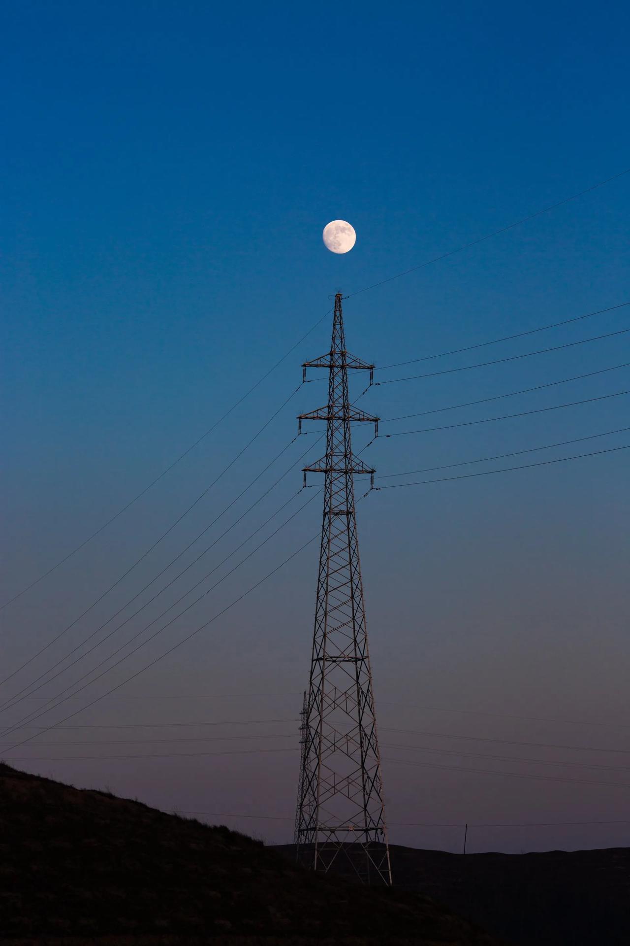 黄杨钿甜珥环事越扒越明朗，极有可能存在贪腐，弄不好能扯出一堆蛀虫。我这首七绝怎么