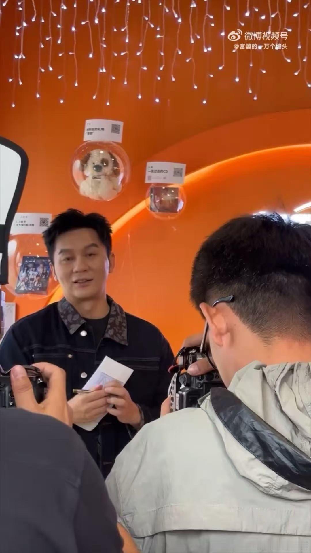 李晨给现场观众送跑男名牌 看别人拍的照片，李晨最近状态挺好，好像瘦了点，和大家互