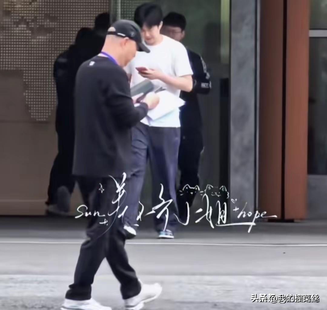 怪不得各省队教练们齐聚成都封训基地，原来国乒来誓师大会了！
看到了京队的关指，河