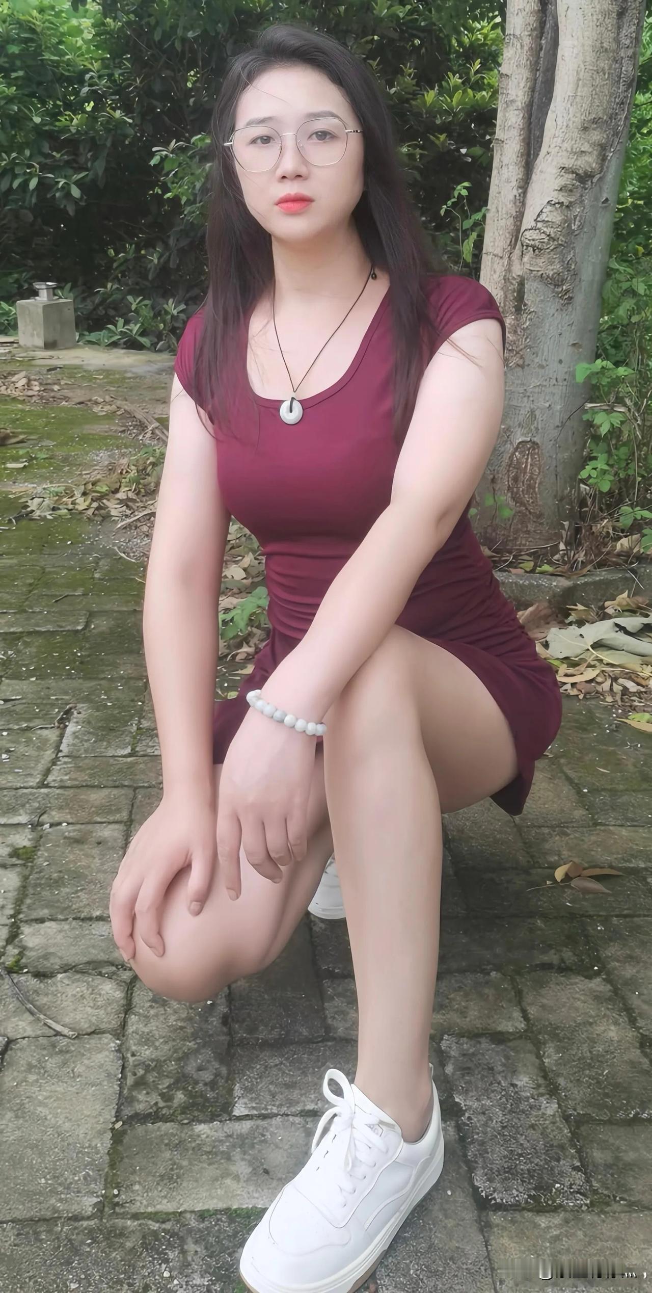 三十岁的女人，犹如绽放的璀璨花朵。她目光沉稳，蕴含着岁月凝练的智慧华彩。一颦一笑