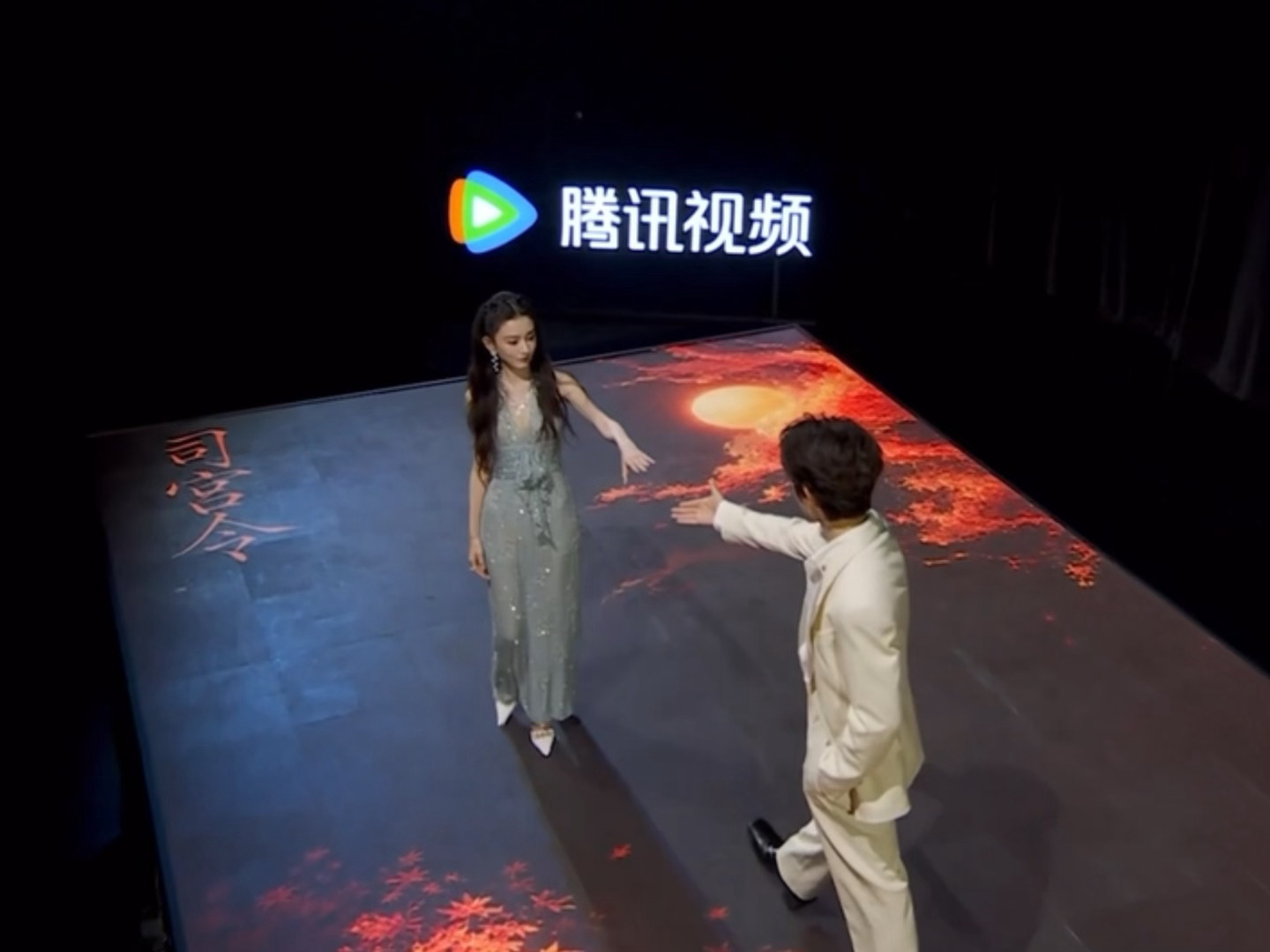 丁禹兮伸手牵宋祖儿🥰🥰🥰🥰丁禹兮伸手牵宋祖儿