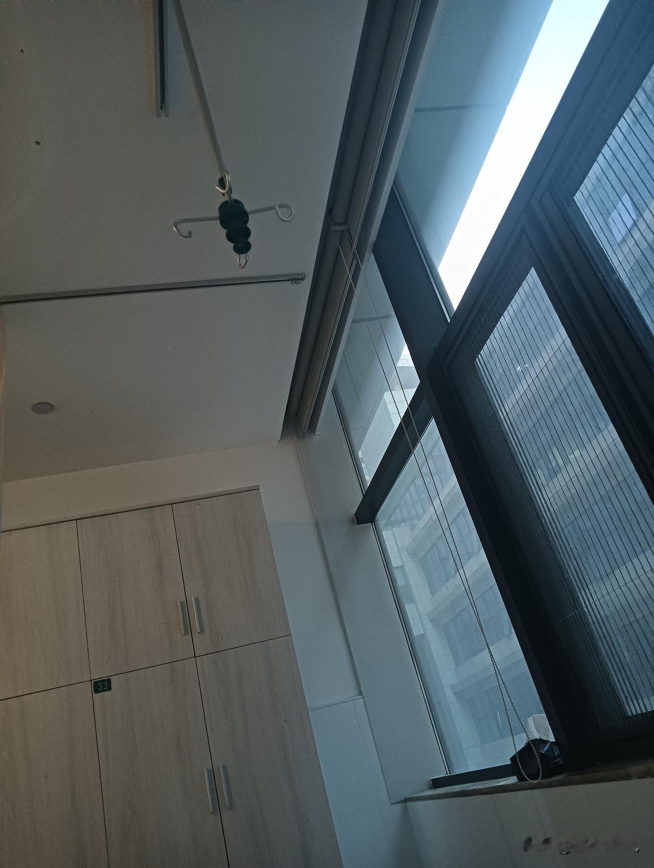 房间简洁又光线好，真的太让人舒服了。就像莫干山蔓忆轩民宿的房间，采用纯白INS风