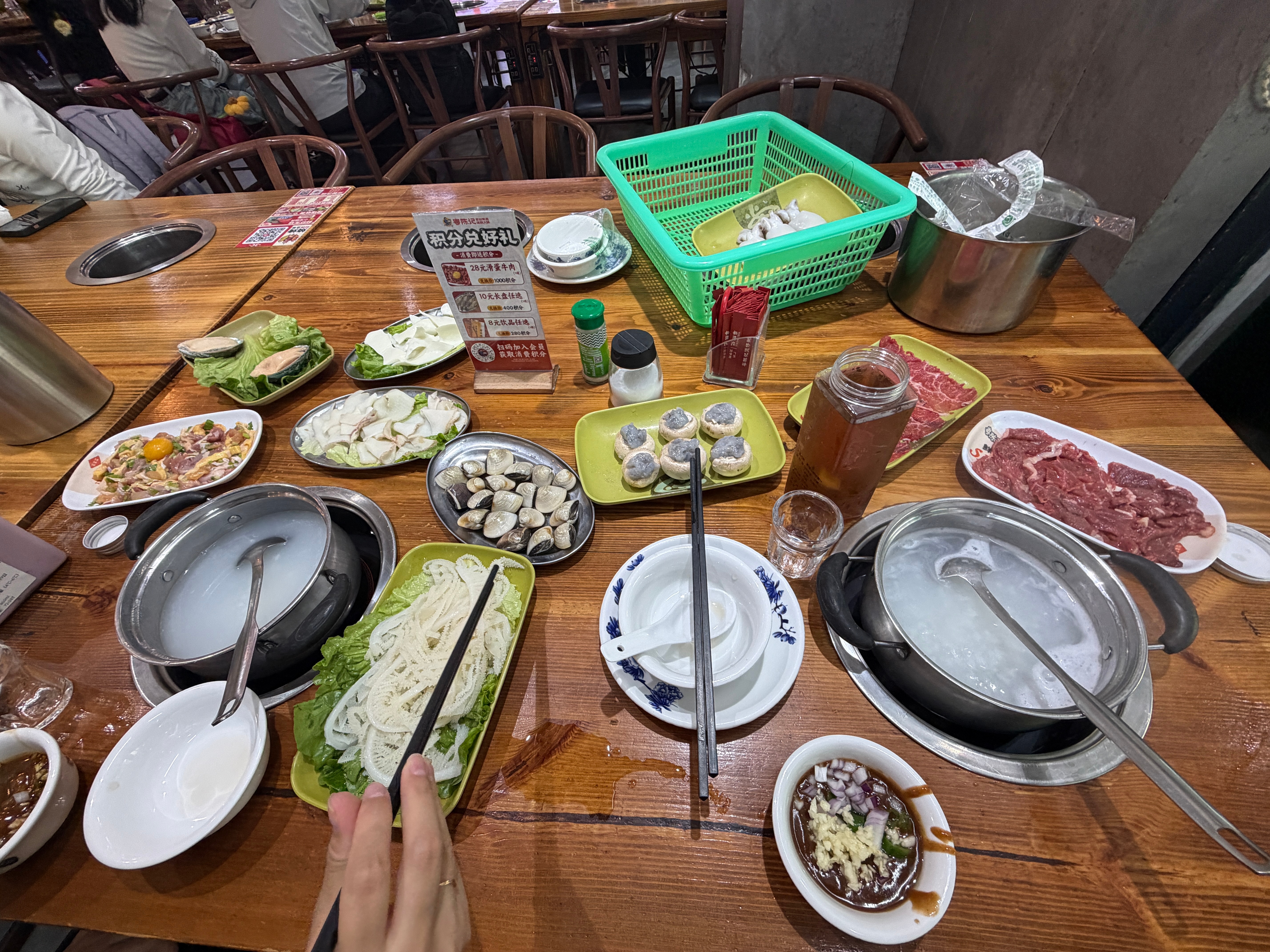 汉堡食记 好久没来“二食堂”吃饭了今儿得空来恰一下哎呀还是香的嘞[馋嘴]熟悉的八