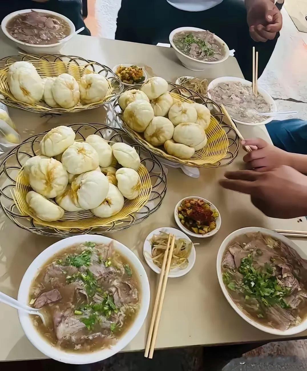 这一桌直接看呆了，看看几个人能吃掉这么多包子肉汤！

五个人，干完三大筐包子，外