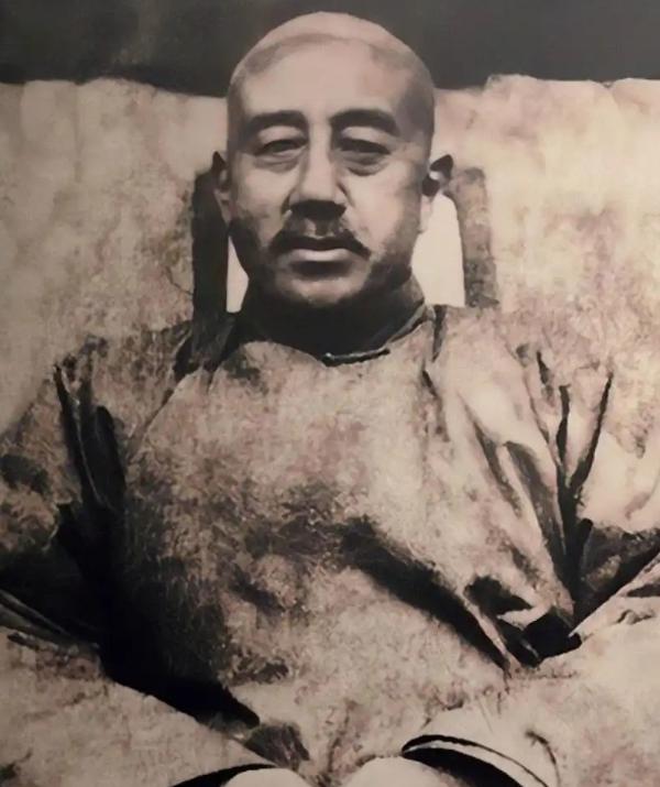 周恩来父亲临终前，神志恍惚，一遍遍向邓颖超追问：我儿子怎么还不来看我？

（主要