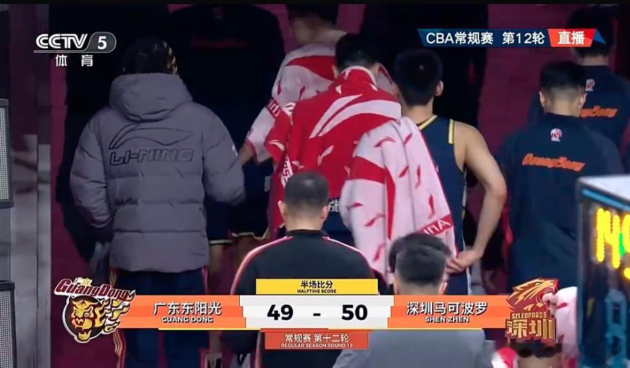 半场比赛结束，广东东阳光49-50深圳马可波罗。 