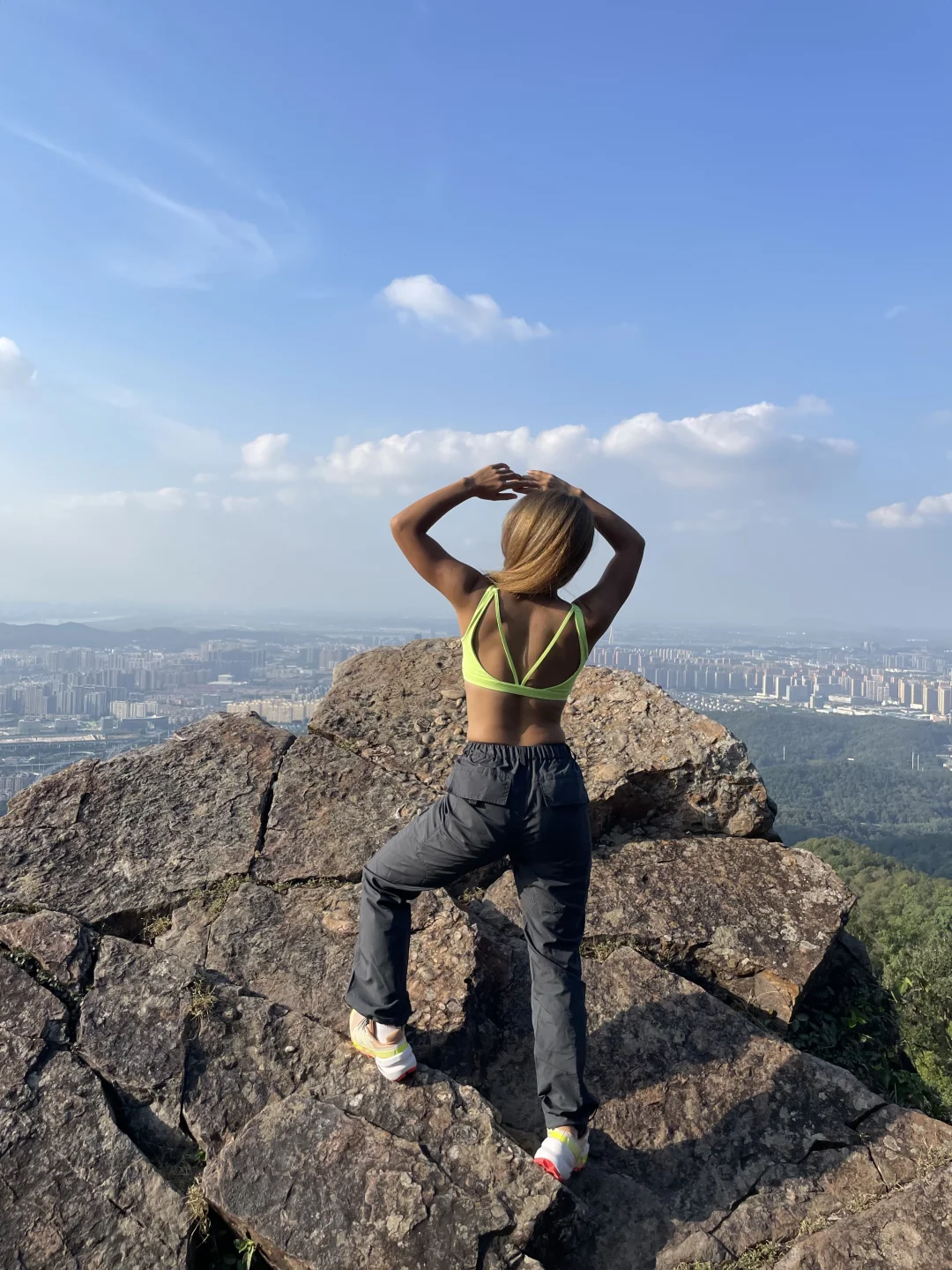 上山的人先享受风景