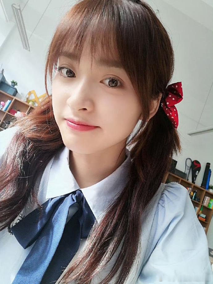 沈月晒出的对比照里藏着时光的密码！2021年照片里那个对着镜头比耶的活泼女孩，在