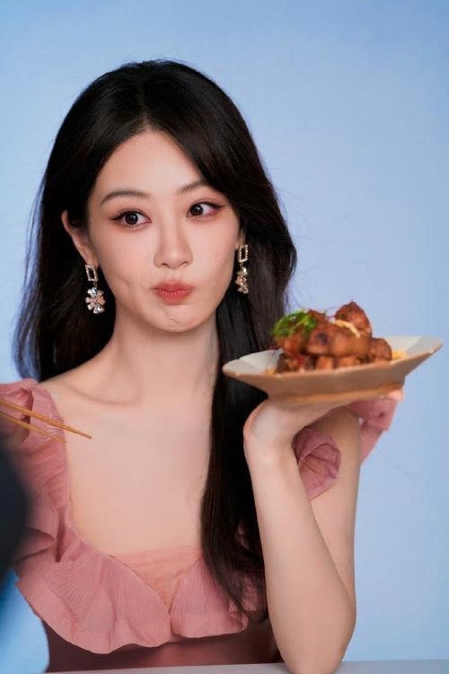 杨紫在直播中被问如何爱自己，直言少吃、多睡、戒色。少吃是饮食节制、给身体减负；多