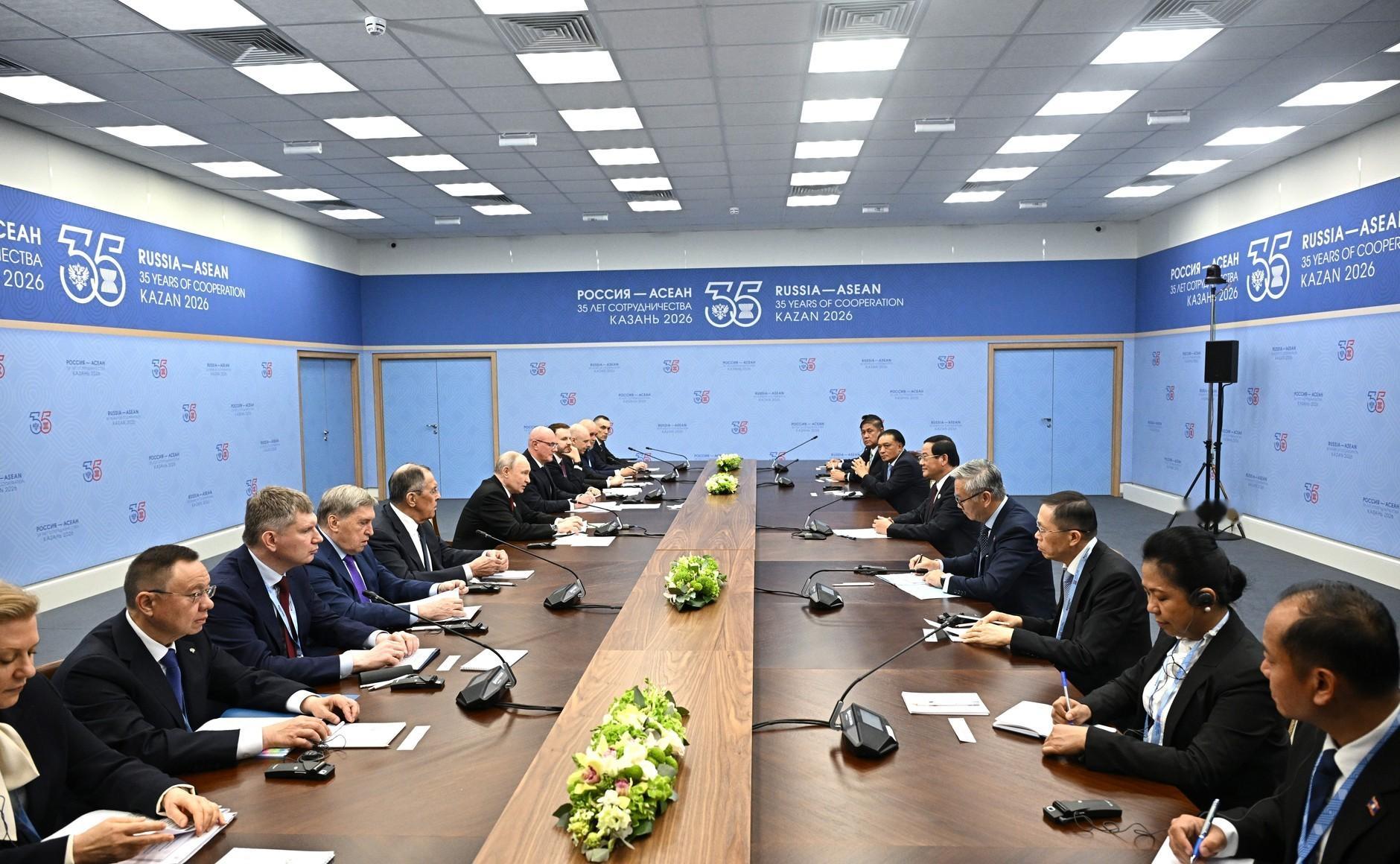 瓦洛佳小朋友  与老挝总理宋赛·西潘敦的会谈在俄罗斯-东盟峰会期间，弗拉基米尔·