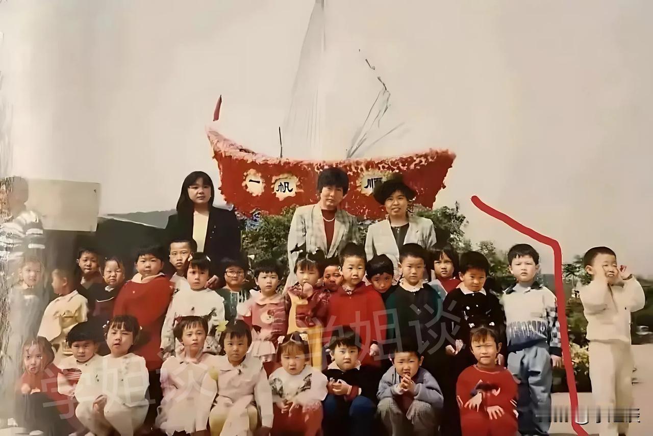 幼儿园时期的韦东奕，就表现得与众不同

这是一张韦东奕幼儿园时期拍的班集体合照，