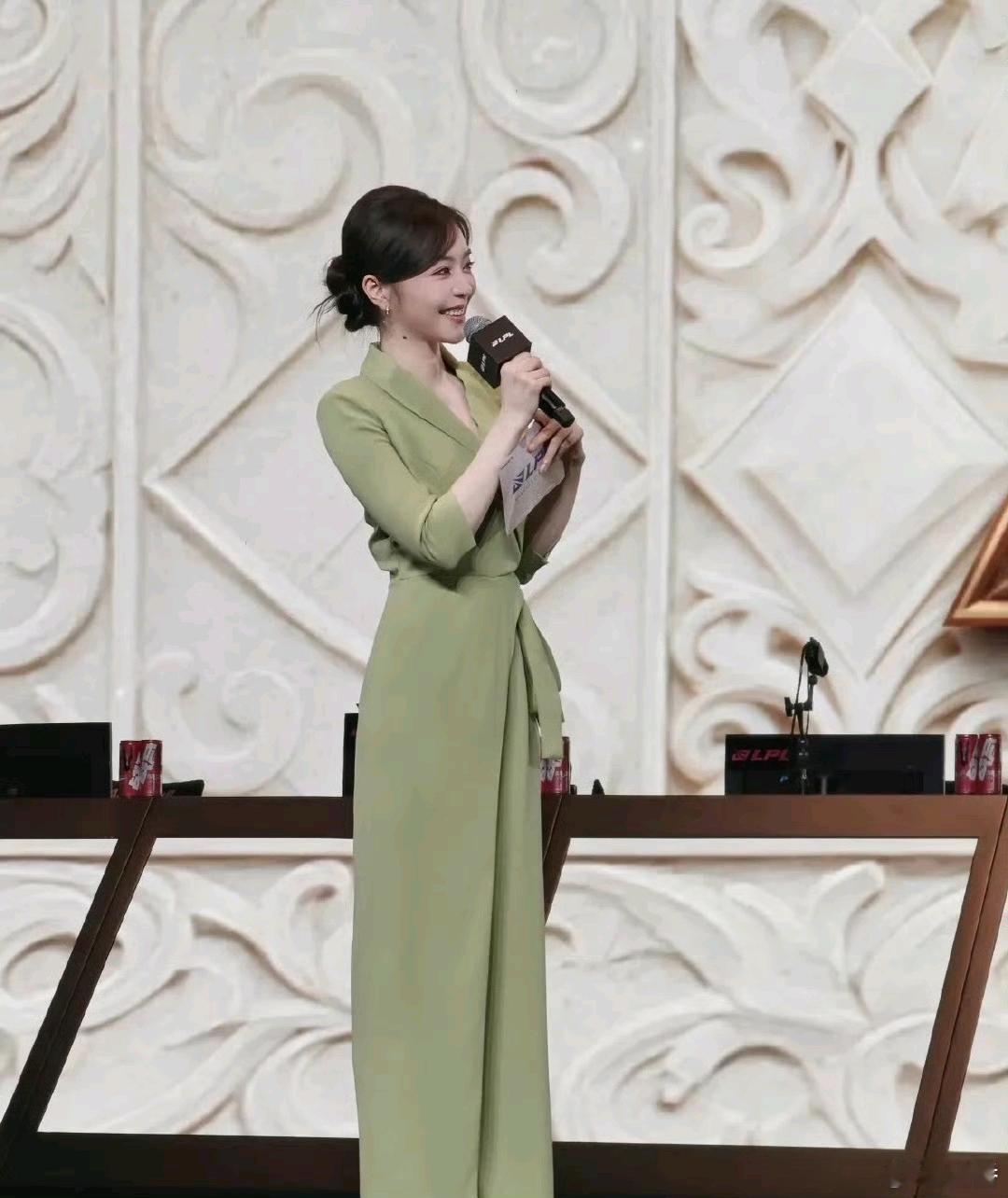 不懂就问这主持人的裙子设计，要是突然闹肚子，怎么办才好啊？？ 