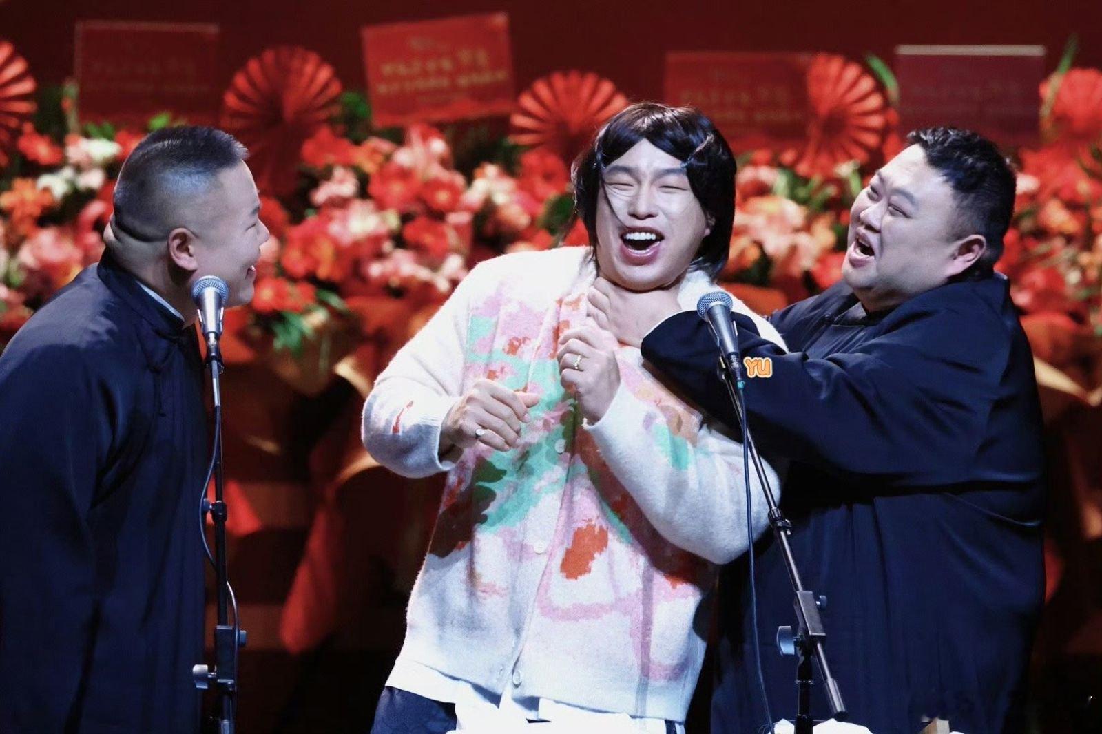 年会一等奖抽到领导签名照  年会上抽中一等奖，那感觉就像中了彩票！但要是这奖变成