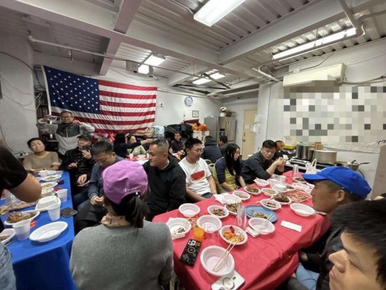 润到美国的殖人们在美国某地下室聚餐，交流在美国的生活经验，只见有的人在高谈阔论，