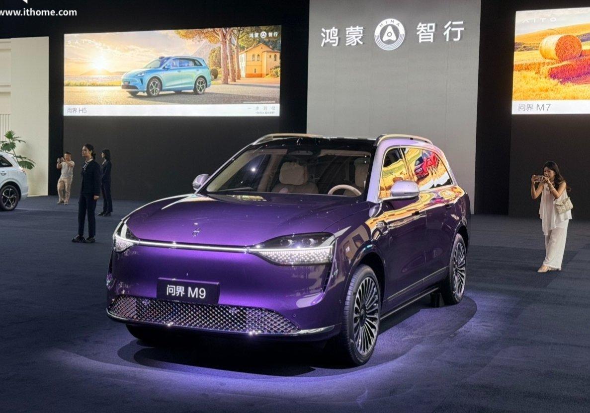 问界 M9 的“银境紫”配色。实拍照鸿蒙智行发布会 ​​​