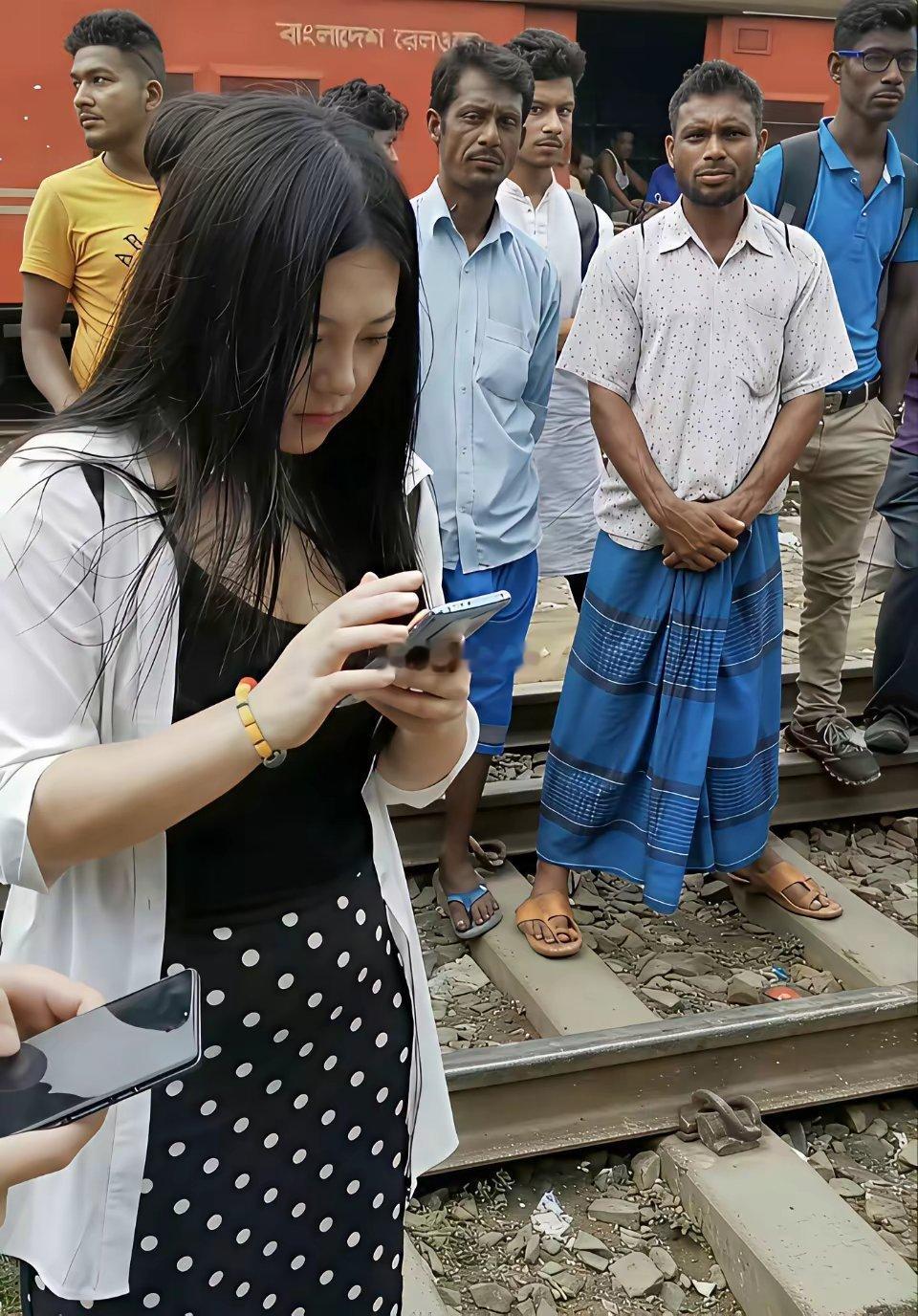 强烈建议女生不要单独一个人甚至两三个人小规模去印度旅行光看这眼神就不寒而栗啊 