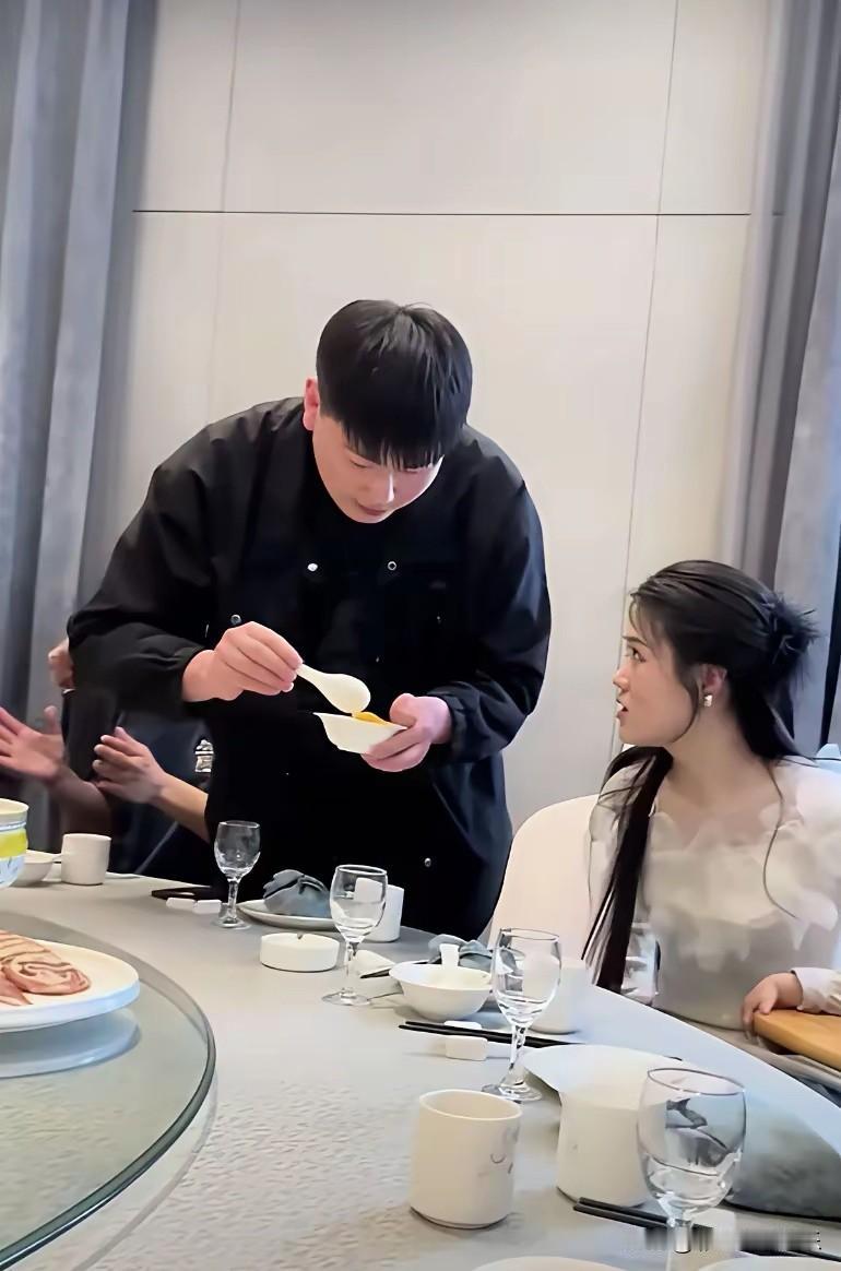 甲之砒霜乙之蜜糖，没想到朱小伟在陈萌面前是个暖心的居家好男人，不仅会帮媳妇儿盛饭