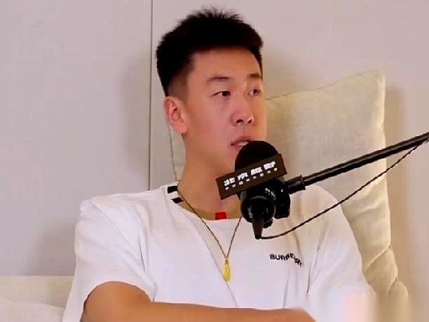 把一个天才球员拉下神坛，根本用不着伤病，一部手机就够了。
广东那个新星王洪泽，前