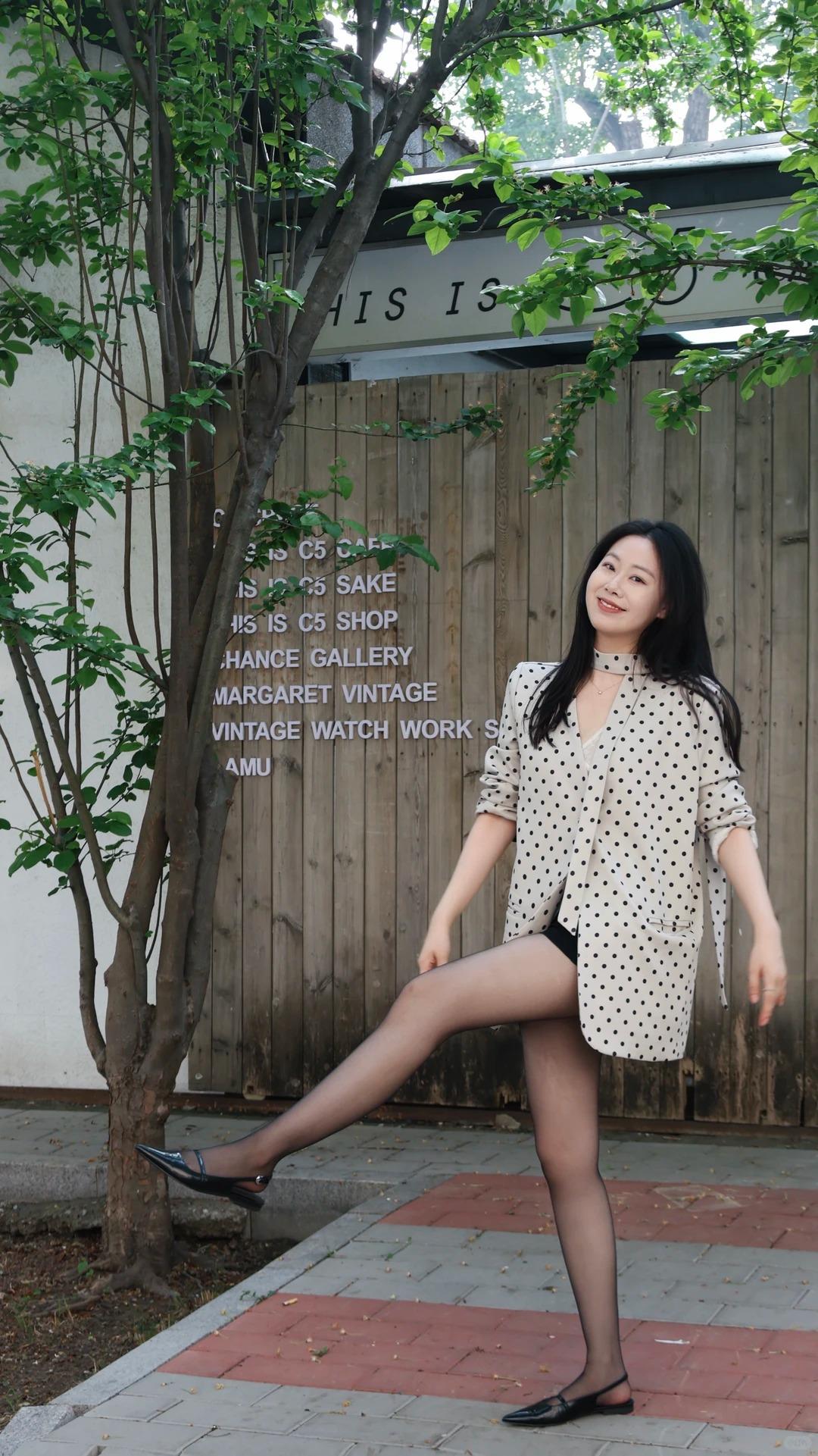 春日 OOTD｜温柔又显瘦的日常通勤穿搭
上身选一件复古波点西装外套，米白底 +