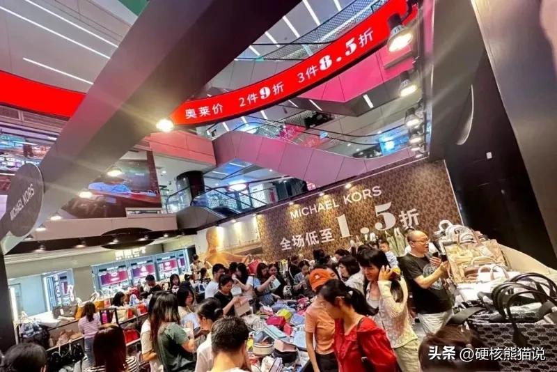 现在中国人买奢侈品的心态变了！

以前是追求新款潮流，价格那是不看的，甚至越贵越