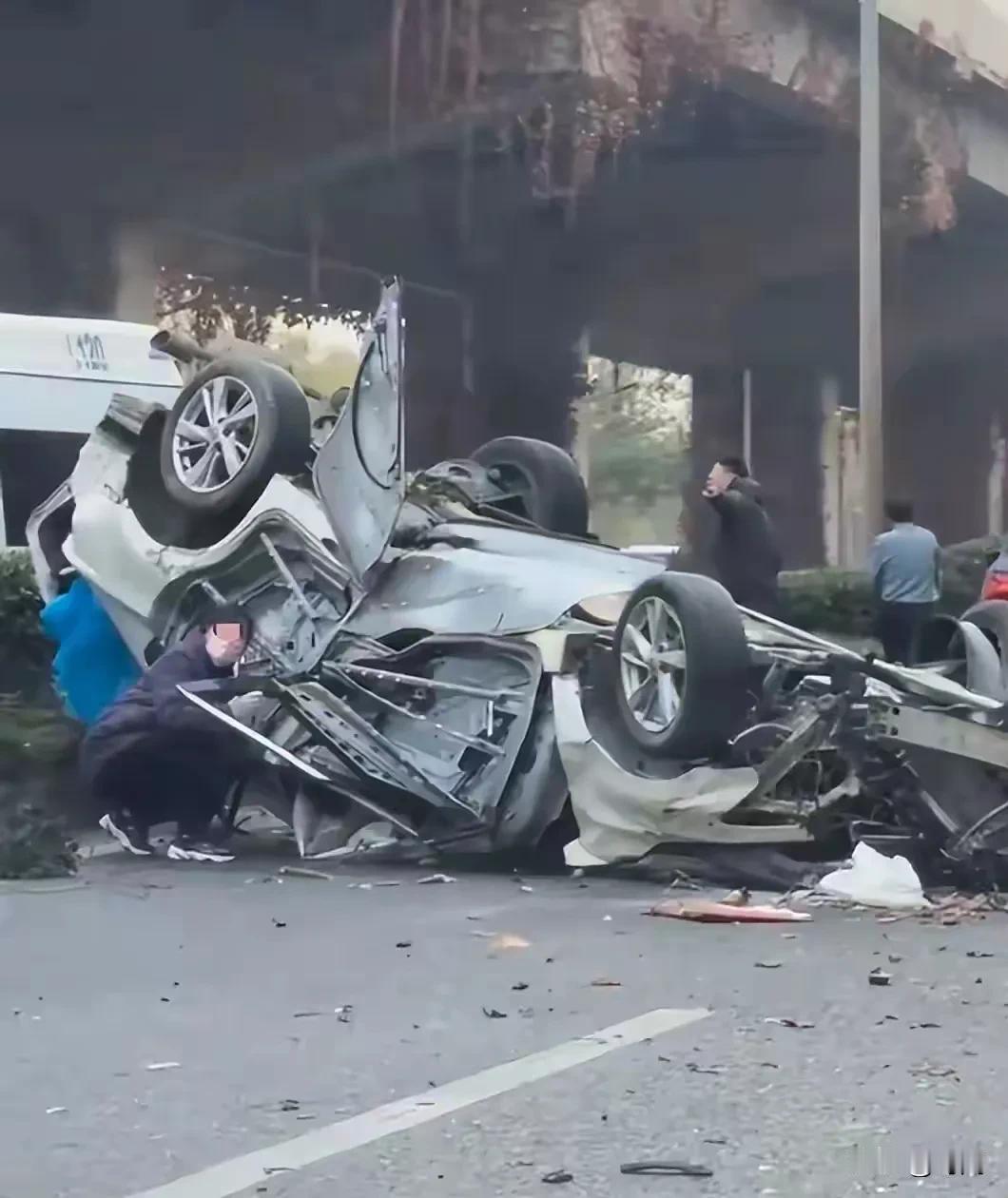 突发！小轿车在高速路桥下四脚朝天冒出浓烟，两名伤者被送往医院救治。事发12月16