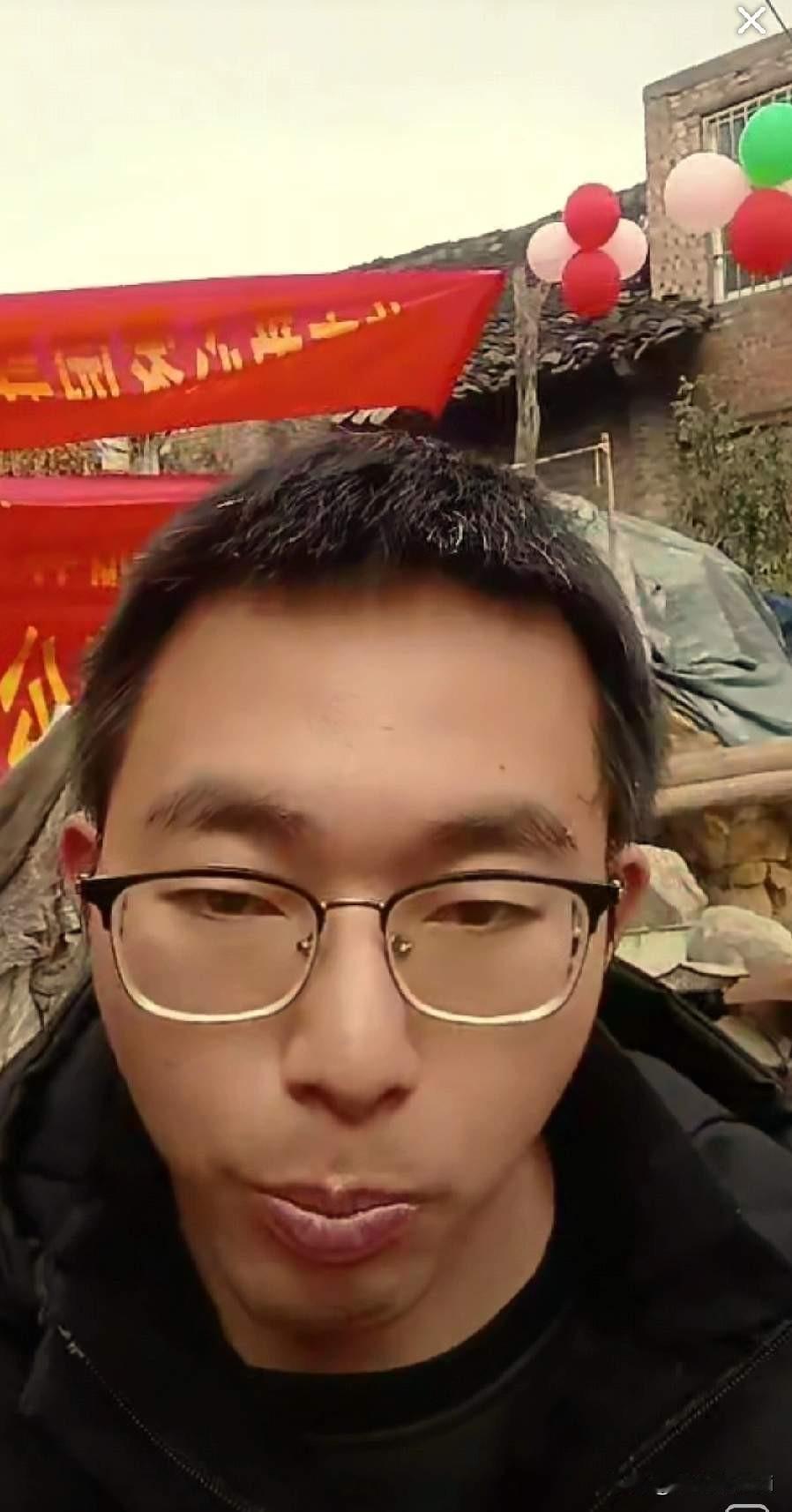 胡龙在爱心人士大力支持帮助开起了直播，第一次直播，心情特别紧张。有担当有孝心的孩