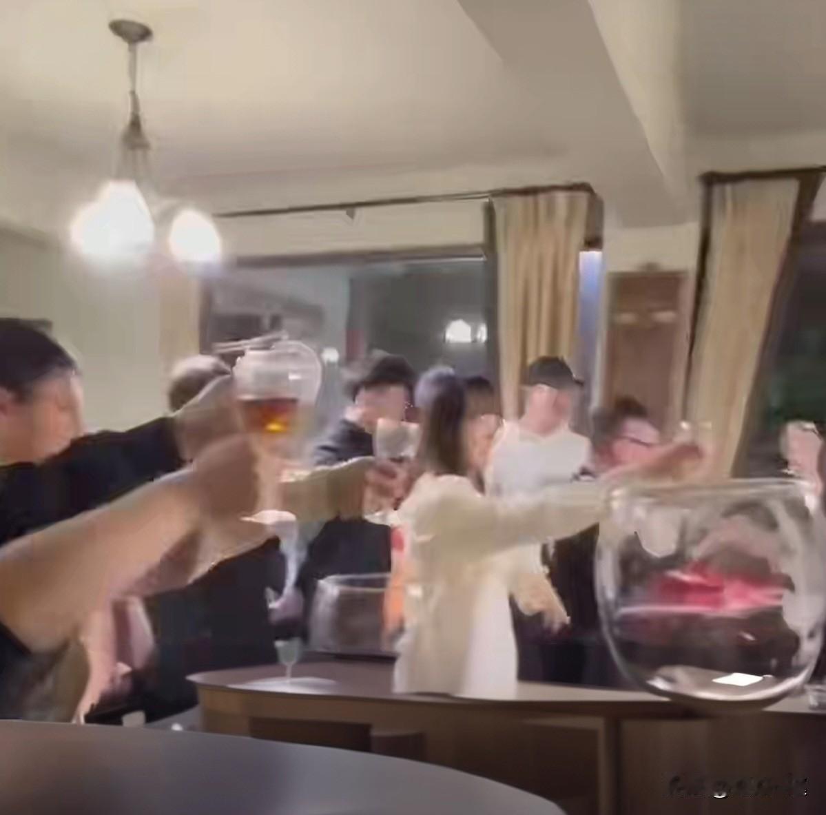 家人们刷到这新闻直接气炸！员工聚餐被领导疯狂劝酒，硬逼着一杯接一杯灌，最后人直接