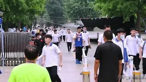 当高考的钟声不再是短短2天半的急促鸣响，而是拉长为4天的“持久战”，其带来的影响