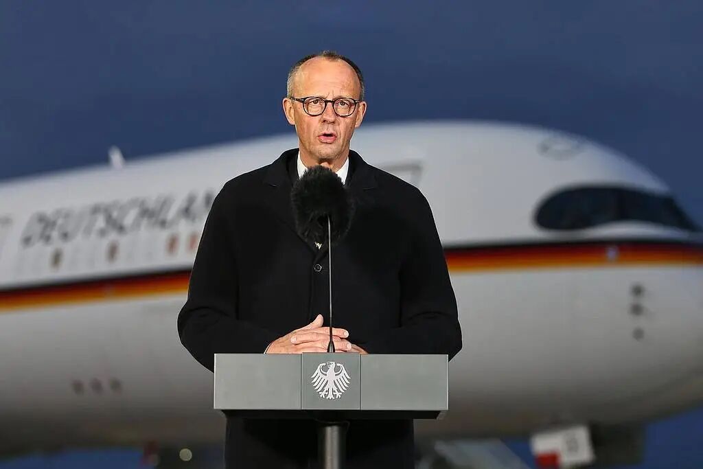 【#在北京默茨用中文发帖#】#默茨中文发帖#2月25日，德国总理默茨抵达北京，开