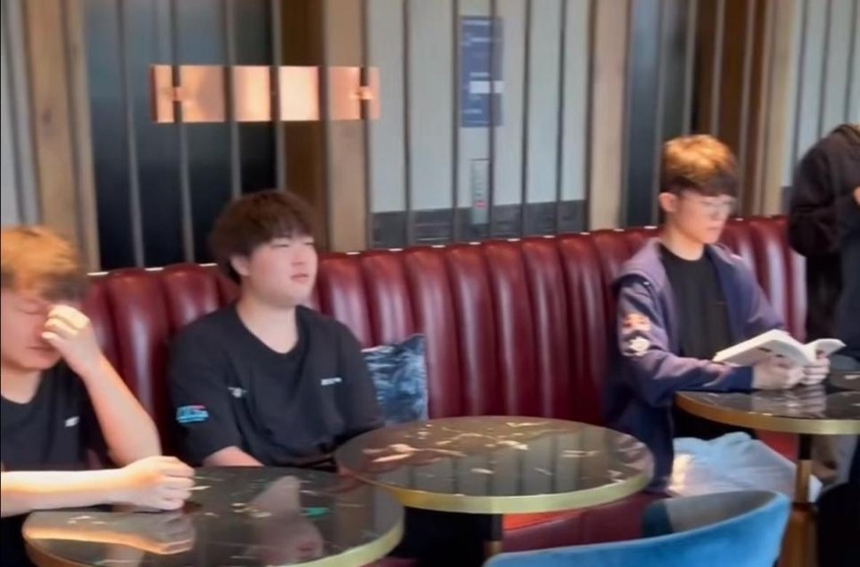 网友提问:faker是不是电竞选手里面最爱学习的?ig主场大楼更新阵容海报Ker