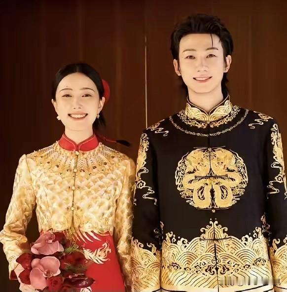 白举纲晒婚礼！
 
好奇查了一下他的妻子，
不查不知道，白举纲的妻子居然是一位圈