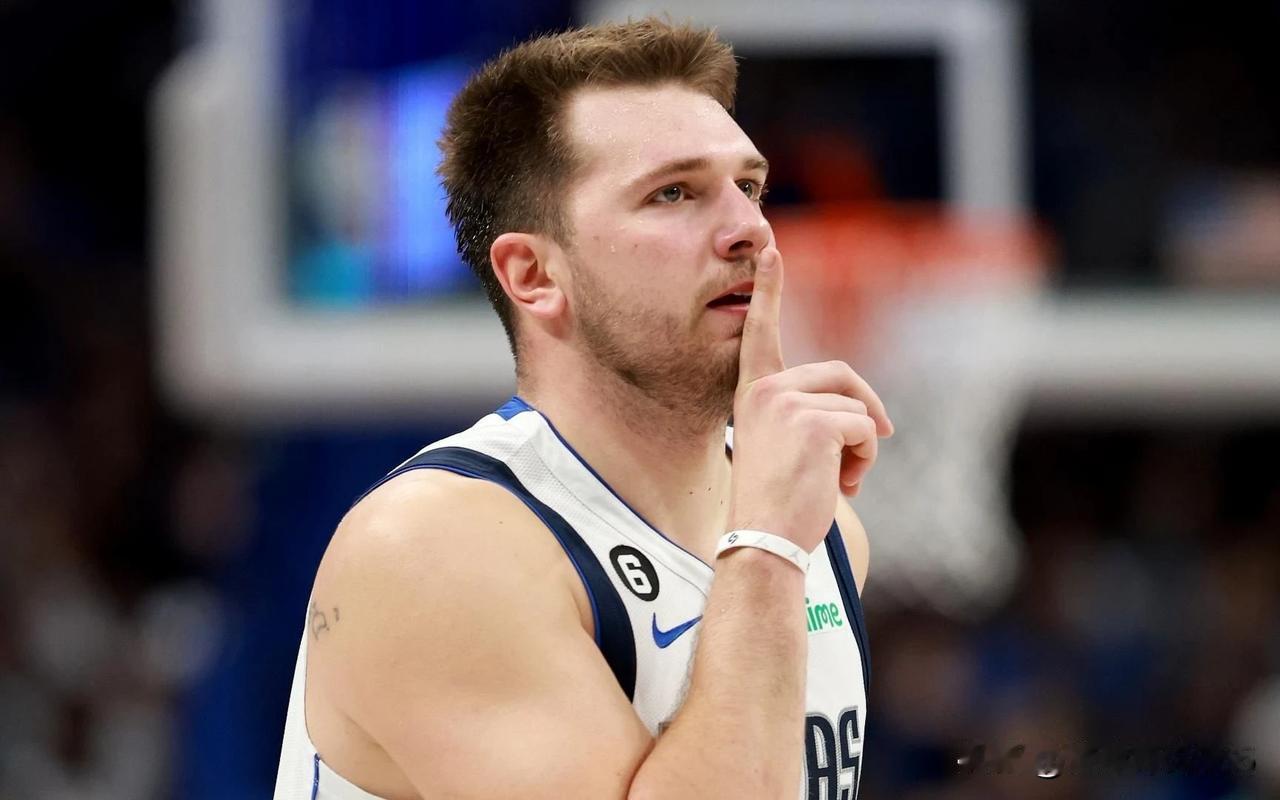 东契奇是本赛季最悲壮的超巨，连续30+三双沦为空砍。
本赛季至今，场均34.5分