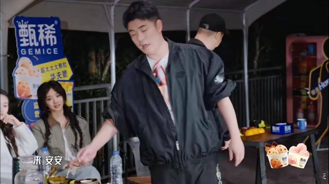 陈赫为了向两个女儿证明爸爸的勇敢，也是怪不容的，蚂蚁都敢吃陈赫让两个女儿不要向邓