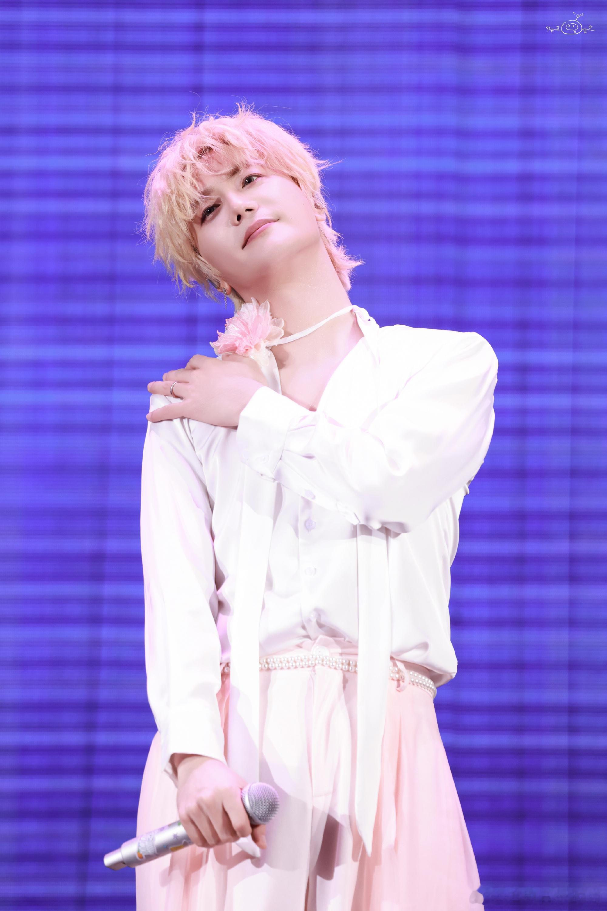 陆虎我们和好了吧 当他唱到那句“谢谢你们还在”，声音有点抖，我瞬间破防了。他一直