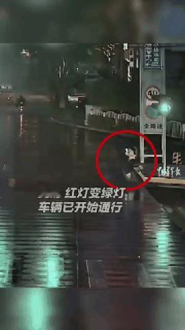 云南玉溪，9岁女童闯红灯，被一正常行驶中的面包车撞飞数米远，交警判定行人负全部责
