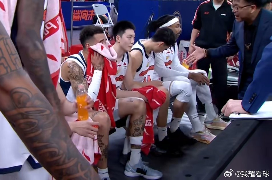 广东队还是开局挖坑，但这次至少没有崩掉，第二阵容打得不错，当然也跟大白边下场休息