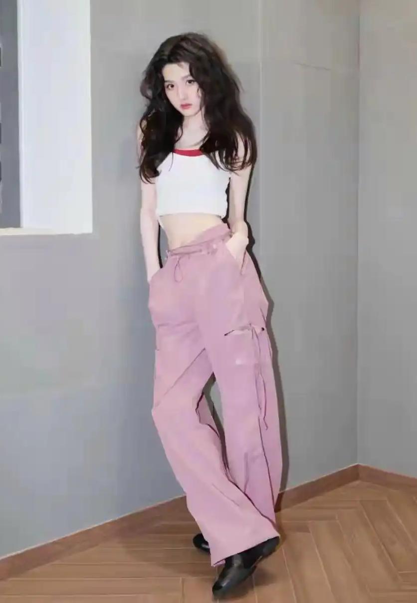 复古少女风穿搭，粉色工装裤搭配白色短上衣，轻松自在！👗👖👠你认为人幸福不幸