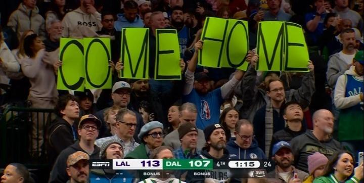 五味杂陈！东契奇罚球 独行侠球迷举大标语：Come Home！湖人vs独行侠