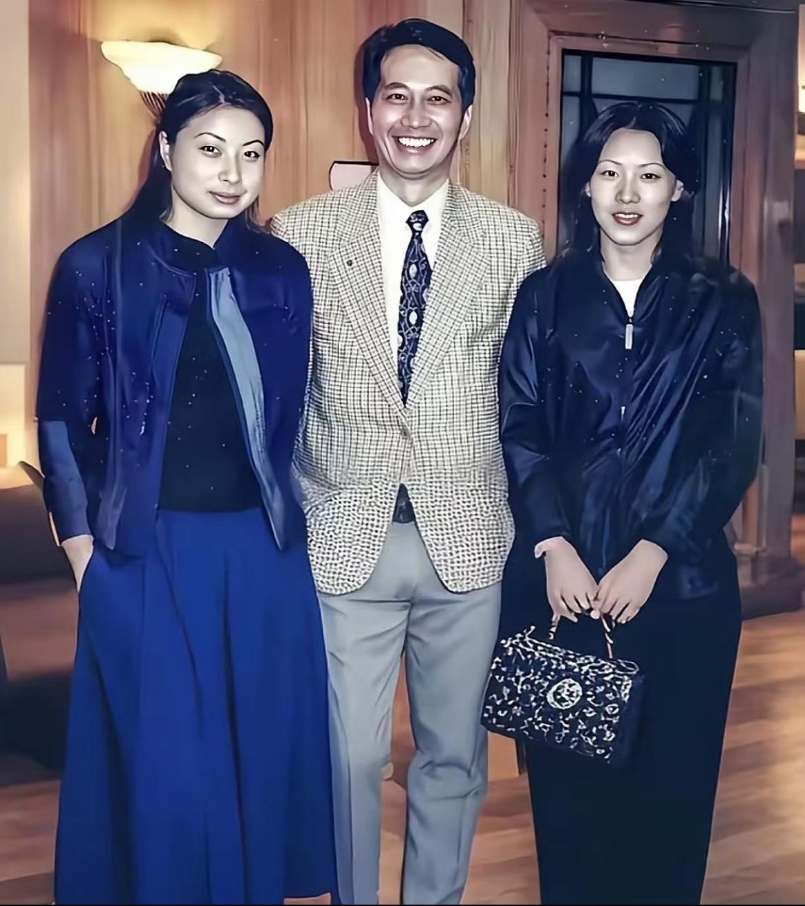 伏明霞长相气质可太像鉴证实录里面那个聂医生了。

伏明霞确实跟演员陈慧珊蛮像的，