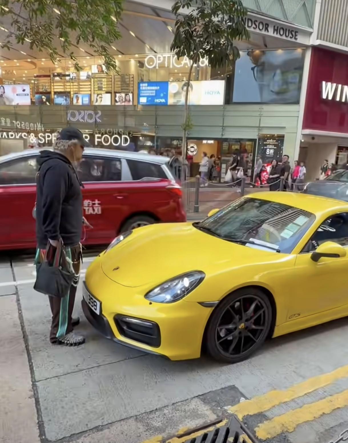 中国香港，
一老外不走斑马线，
被一辆保时捷碰了一下，然后老外堵在车前不让保时捷