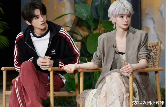 戚薇白毛老公姐戚薇银粉挑染短发 看完《大侦探》直接被戚薇的白毛造型圈死！又飒又美