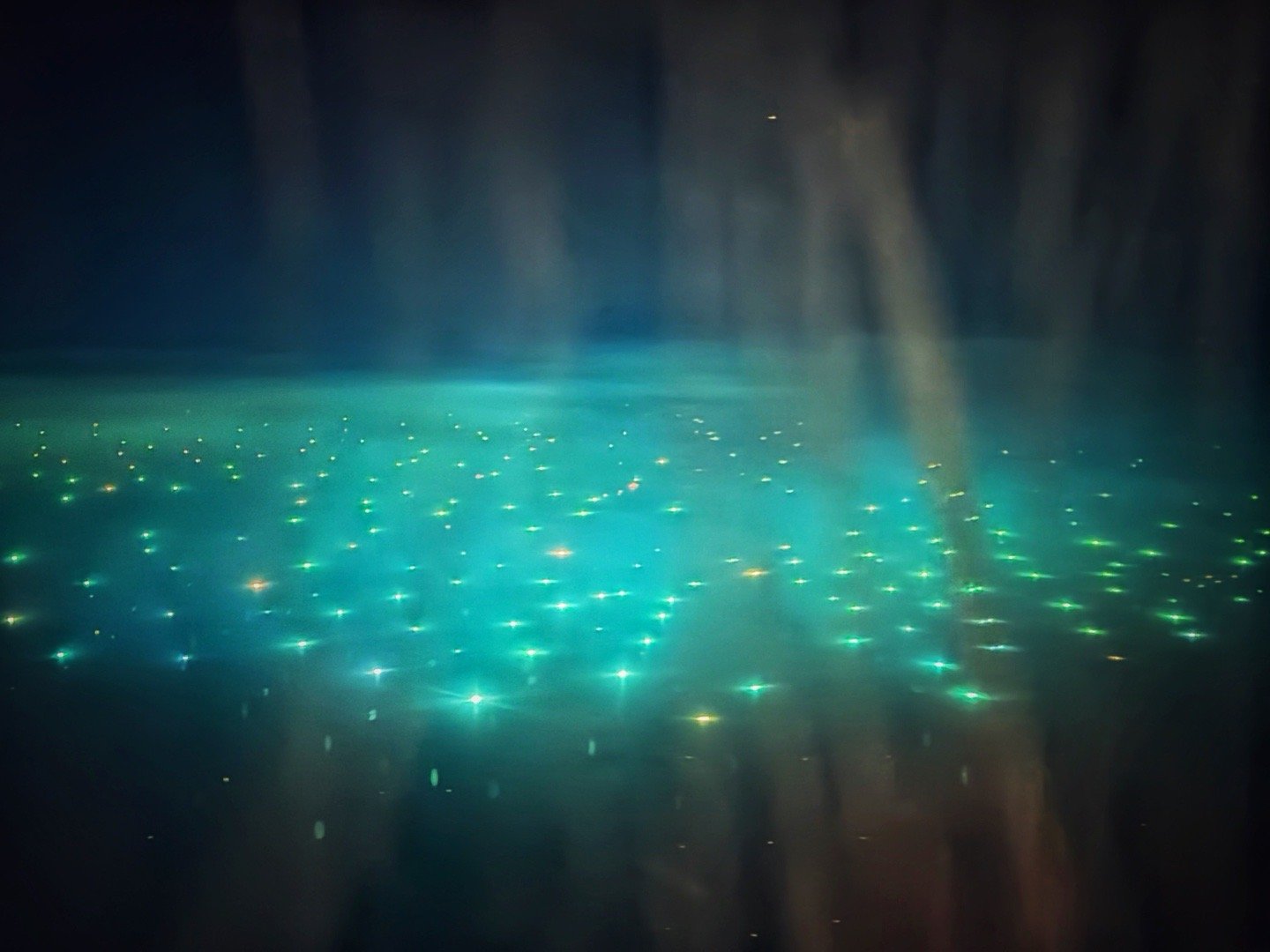 深夜飞跃琼州海峡，船舶夜灯在空中看起来相当神秘诱人。如果我没开赛车去做了水手，不