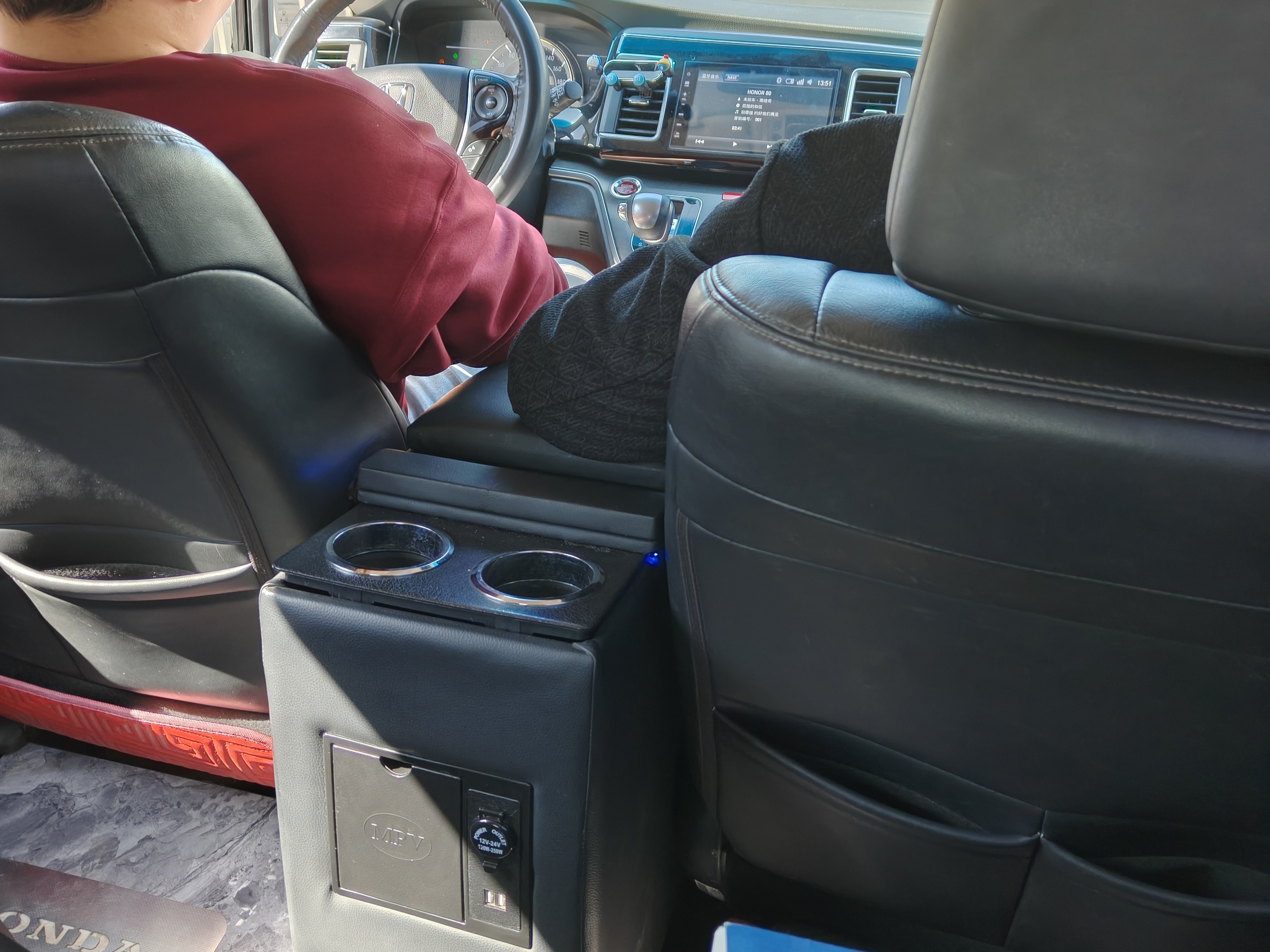 好久没坐艾力绅了，在advan db核心竞争力轮胎的加持下，不吹不黑，市区里这车