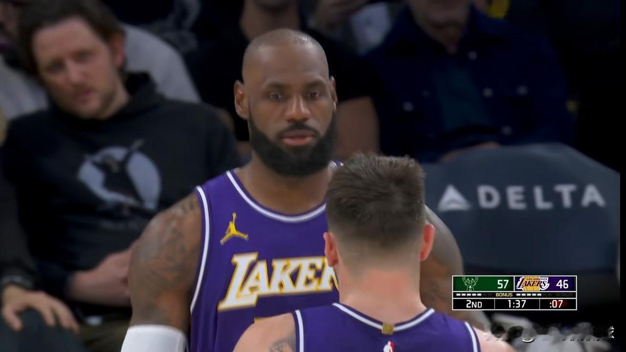 湖人老将詹姆斯真是老奸巨猾，他说话完全是滴水不漏。在今天湖人主场以101：105